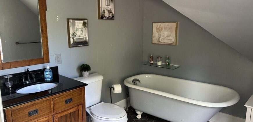 Oshkosh – Oregon Street – 3 Bedroom – Furnished