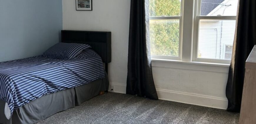 Oshkosh – Oregon Street – 3 Bedroom – Furnished